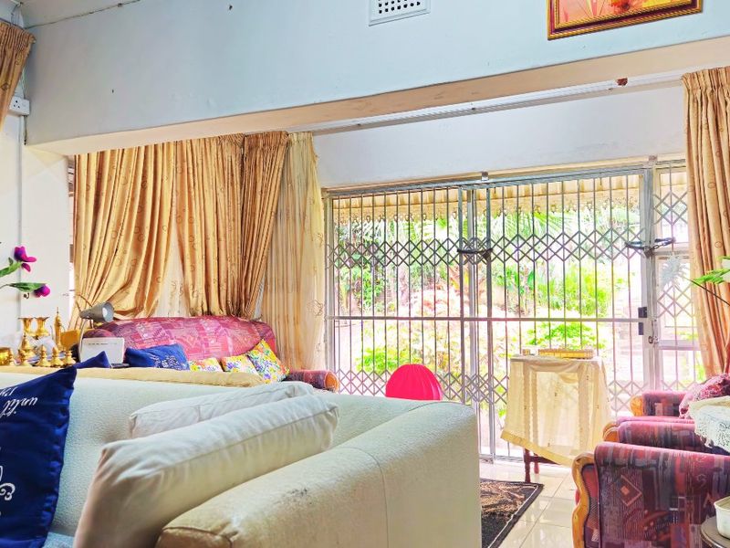 Spacious 3-Bedroom Home with Manicured Gardens and Fruit Trees - Photo 5