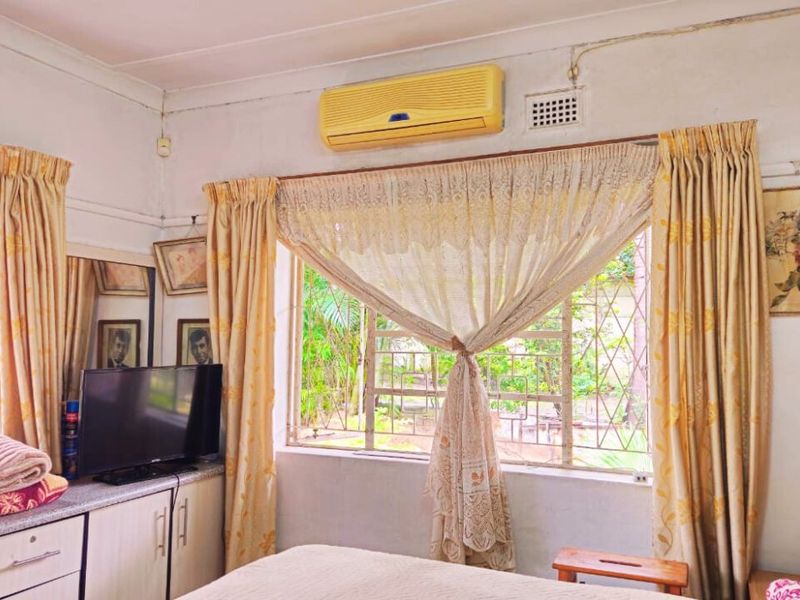 Spacious 3-Bedroom Home with Manicured Gardens and Fruit Trees - Photo 7