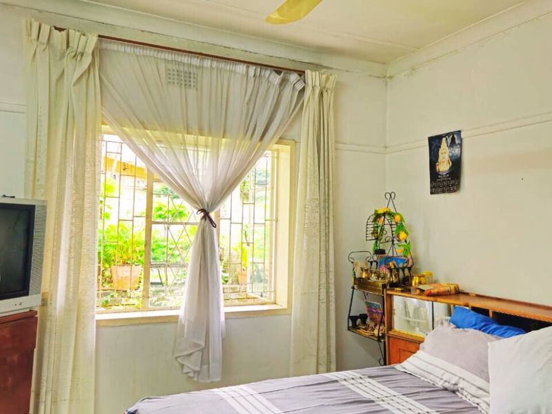 Spacious 3-Bedroom Home with Manicured Gardens and Fruit Trees - Photo 8