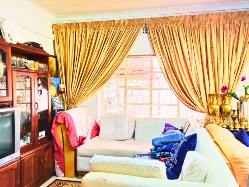 Spacious 3-Bedroom Home with Manicured Gardens and Fruit Trees - Photo 6