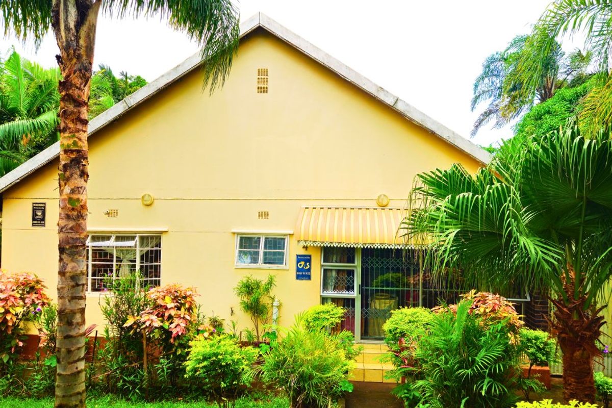 Spacious 3-Bedroom Home with Manicured Gardens and Fruit Trees - Photo 3