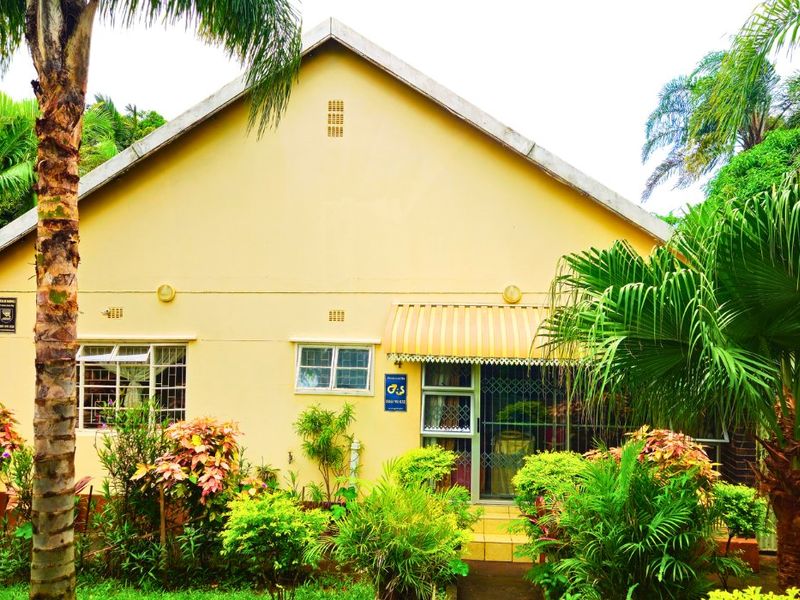 Spacious 3-Bedroom Home with Manicured Gardens and Fruit Trees - Photo 3