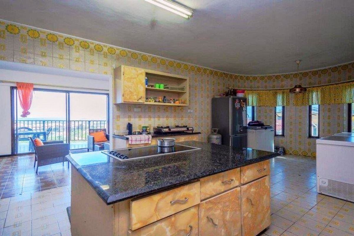 Exquisite Family Home for Sale in Prestigious Stanger Manor - Photo 4