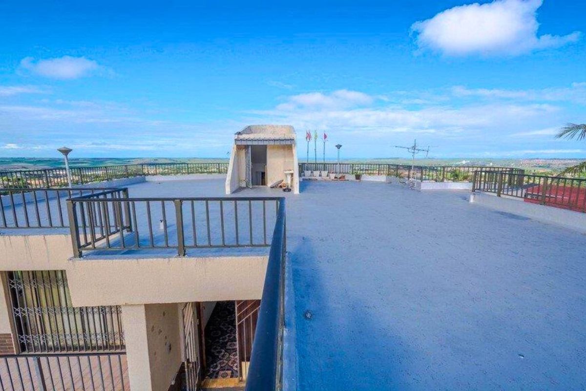 Exquisite Family Home for Sale in Prestigious Stanger Manor - Photo 2