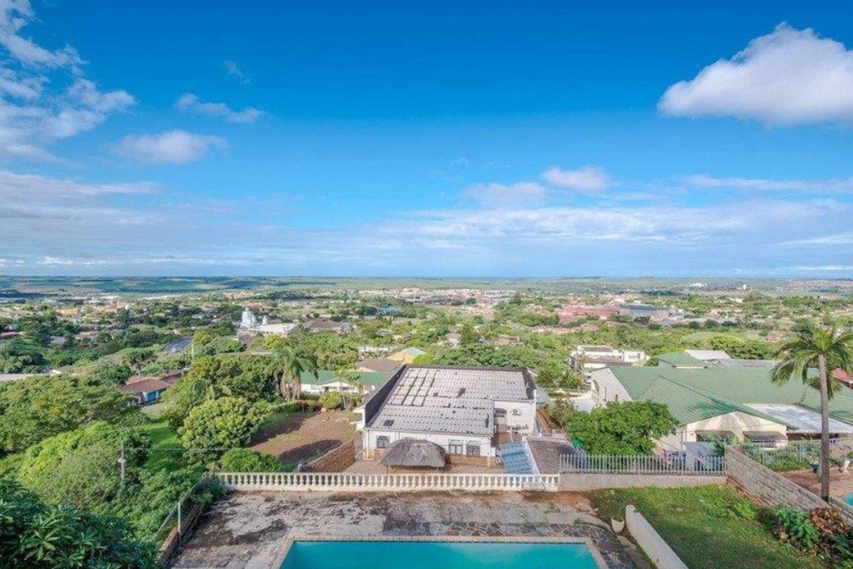 Exquisite Family Home for Sale in Prestigious Stanger Manor - Photo 5