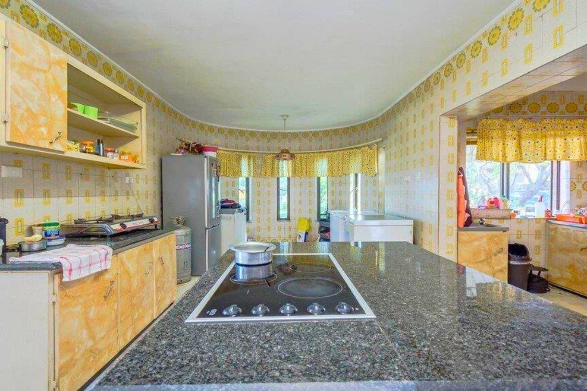 Exquisite Family Home for Sale in Prestigious Stanger Manor - Photo 3