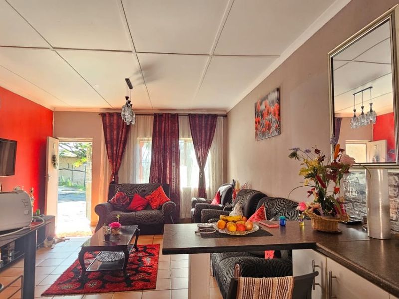 Exclusive Mandate : Charming 2-Bedroom Simplex in a Tranquil Complex - Photo 2