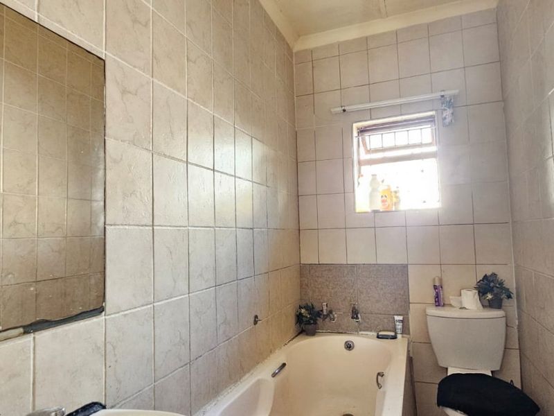 Exclusive Mandate : Charming 2-Bedroom Simplex in a Tranquil Complex - Photo 9