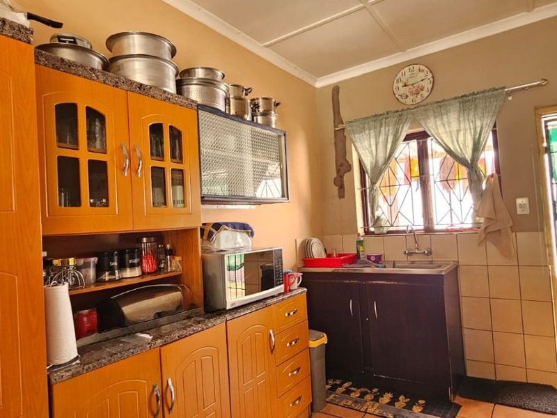 ***Exclusive Mandate ***  2-Bedroom Simplex in a Tranquil Complex - Photo 8