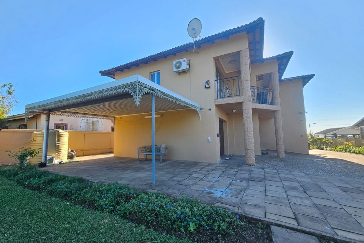 Prisitne 4 Bedroom Double Storey House in a desired area - Photo 2
