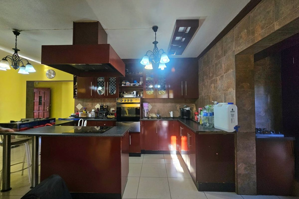 Prisitne 4 Bedroom Double Storey House in a desired area - Photo 3