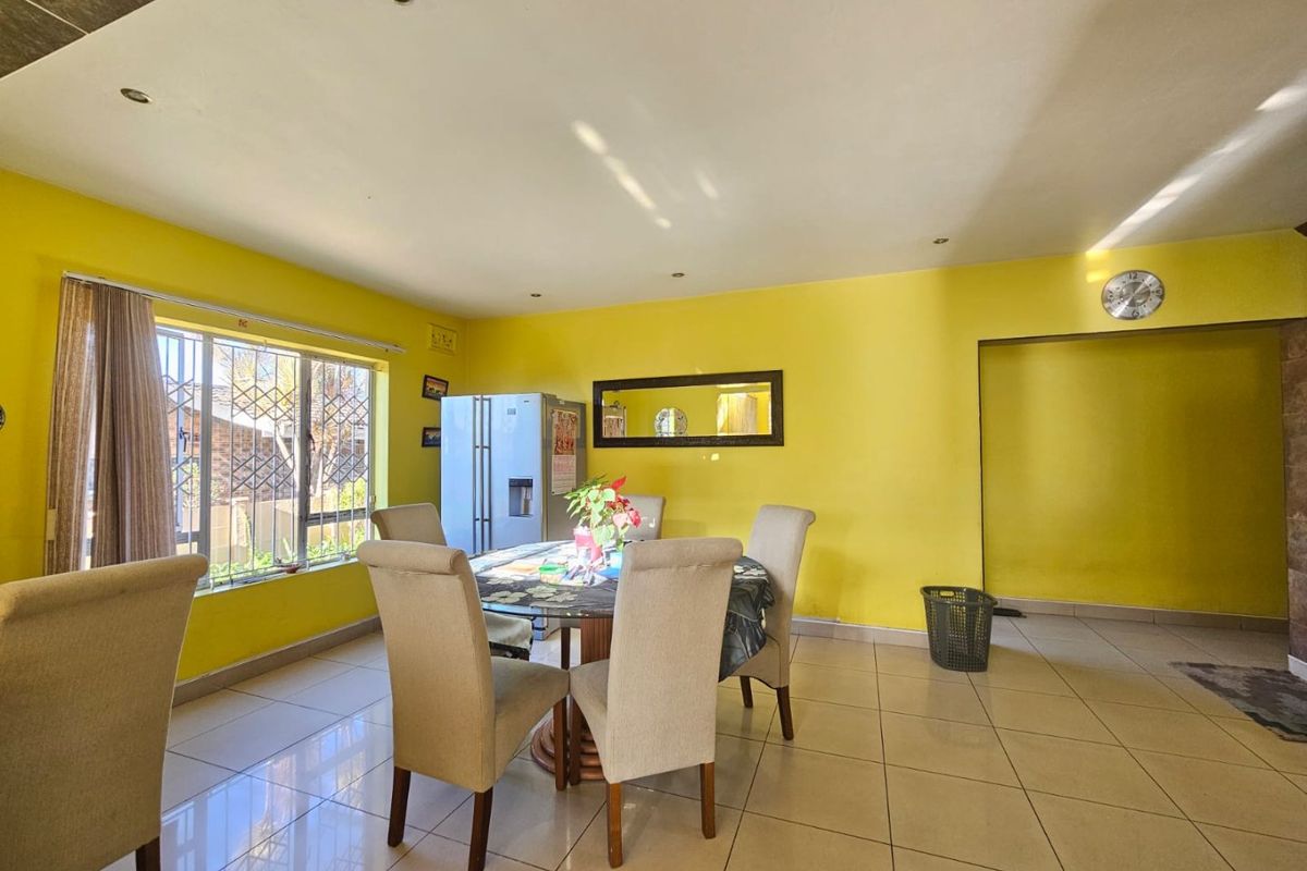 Prisitne 4 Bedroom Double Storey House in a desired area - Photo 5