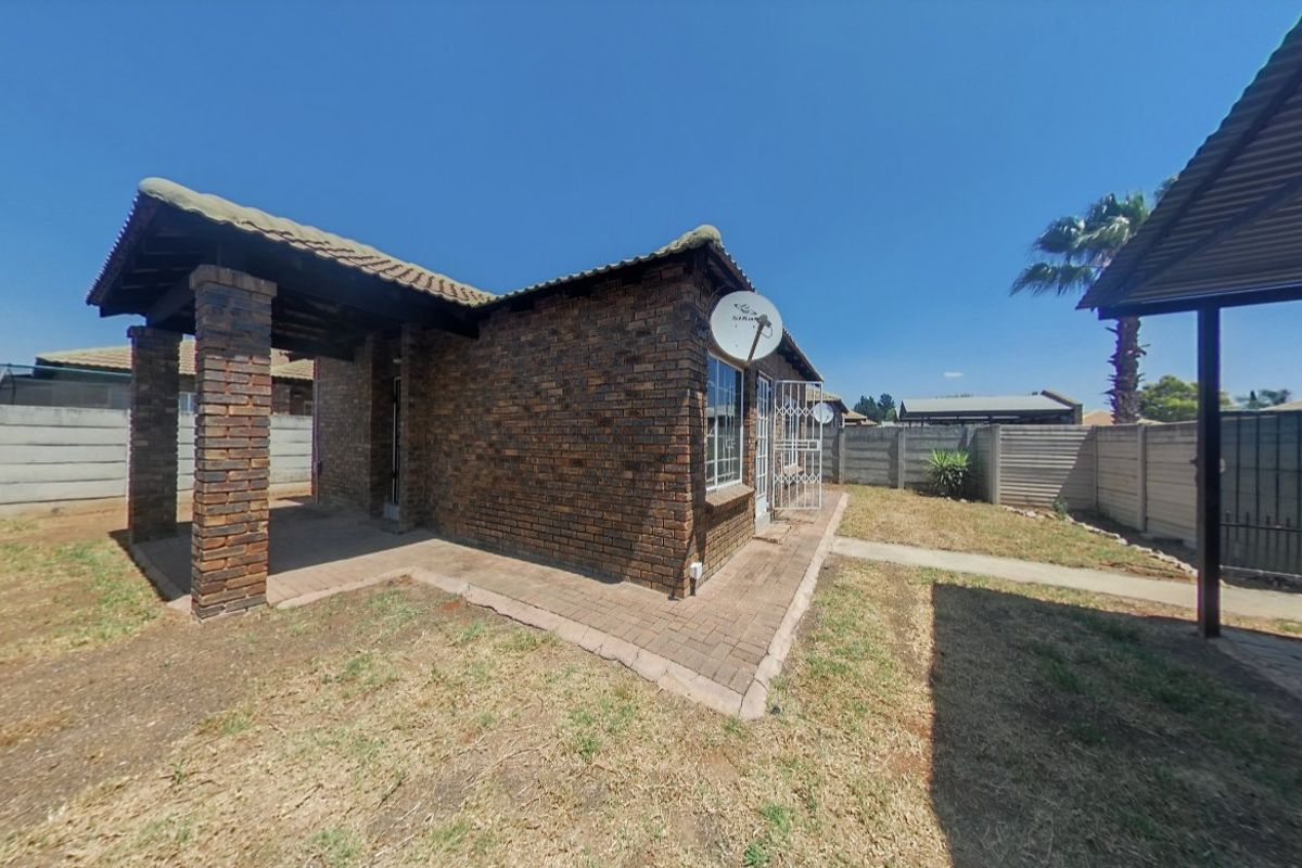 Stunning townhouse for sale in the sought-after and secure complex of Palm Lane, Andeon, Pretoria - Photo 5