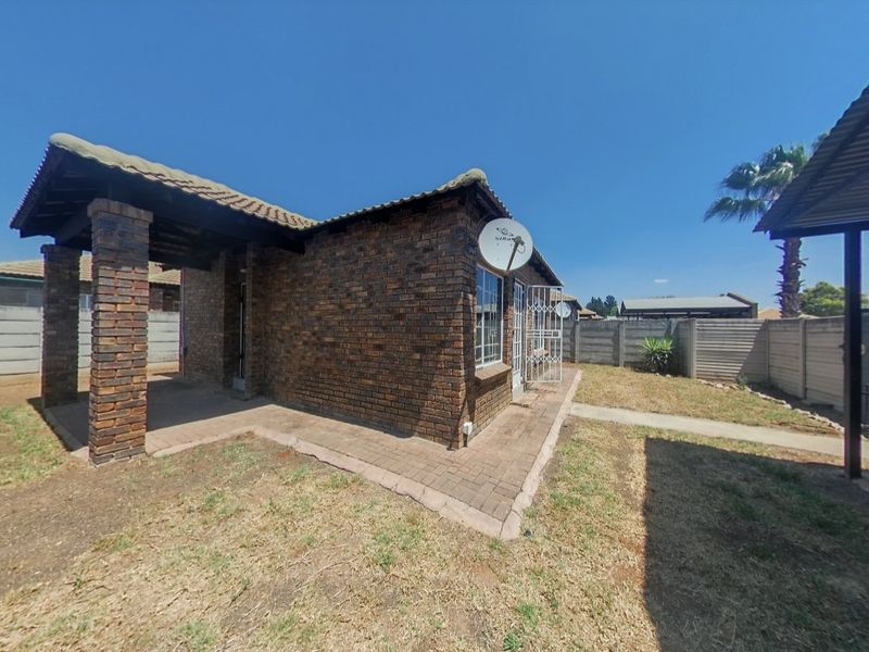 Stunning townhouse for sale in the sought-after and secure complex of Palm Lane, Andeon, Pretoria - Photo 5