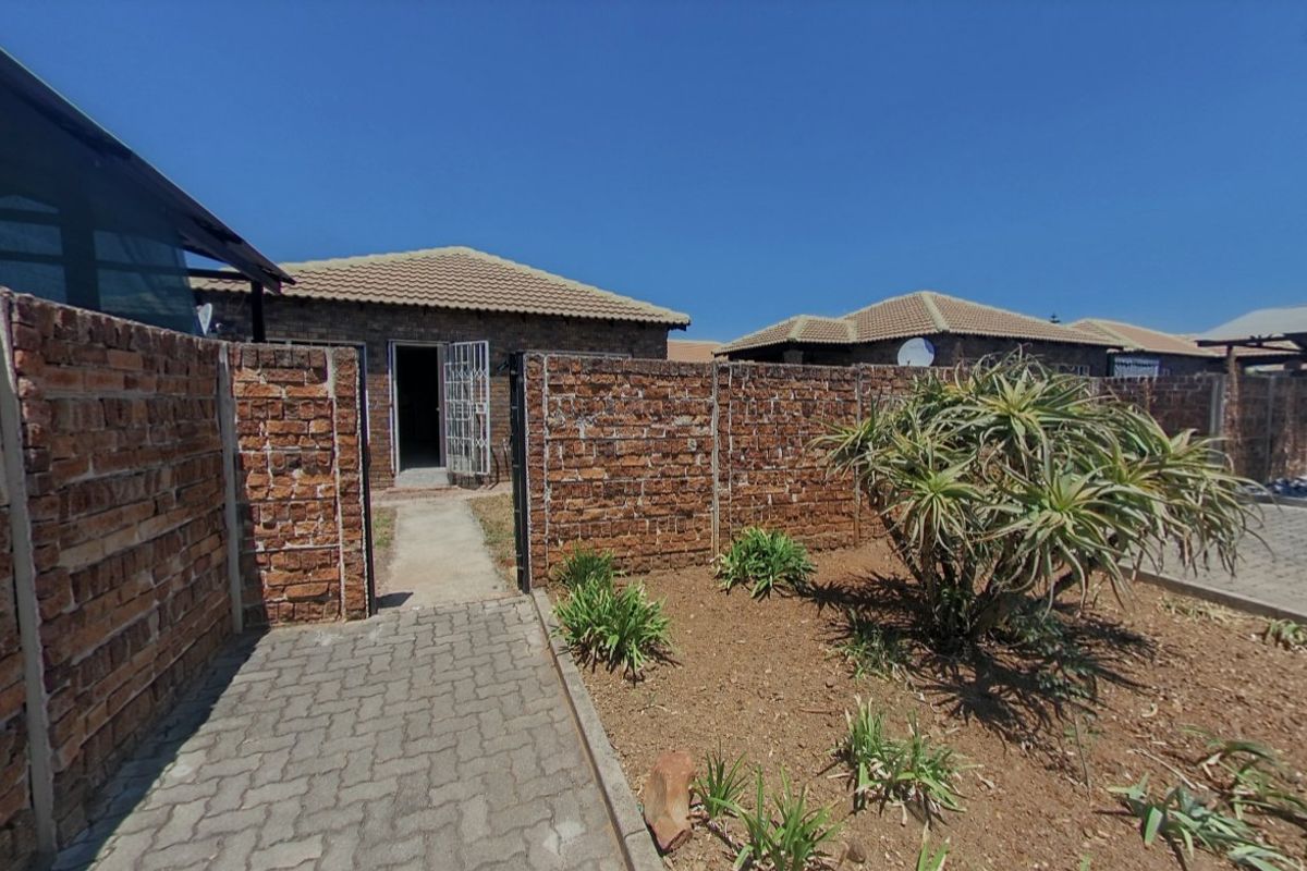 Stunning townhouse for sale in the sought-after and secure complex of Palm Lane, Andeon, Pretoria - Photo 3