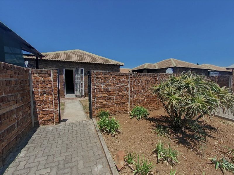 Stunning townhouse for sale in the sought-after and secure complex of Palm Lane, Andeon, Pretoria - Photo 3