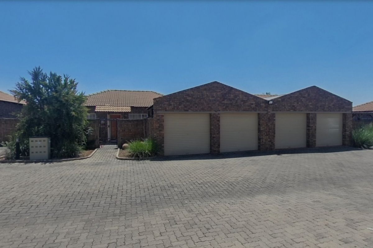 Stunning townhouse for sale in the sought-after and secure complex of Palm Lane, Andeon, Pretoria - Photo 2