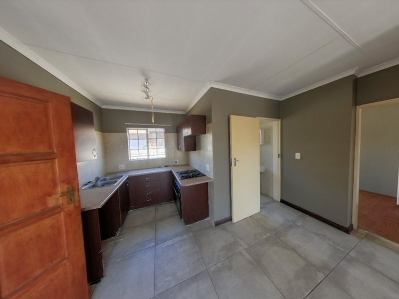 Stunning townhouse for sale in the sought-after and secure complex of Palm Lane, Andeon, Pretoria - Photo 10