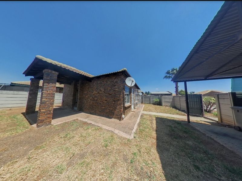 Stunning townhouse for sale in the sought-after and secure complex of Palm Lane, Andeon, Pretoria - Photo 7