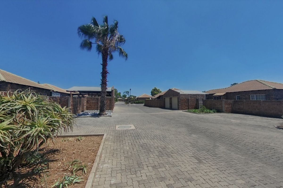 Stunning townhouse for sale in the sought-after and secure complex of Palm Lane, Andeon, Pretoria - Photo 4