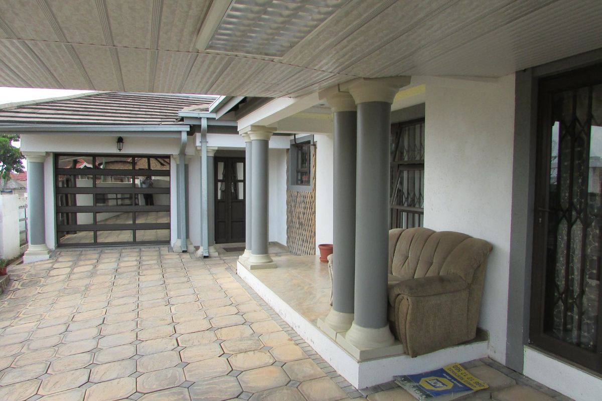 Newly Renovated 3 bedroom home in Kingsview Ext 3 - Photo 2