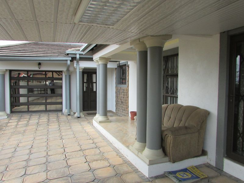 Newly Renovated 3 bedroom home in Kingsview Ext 3 - Photo 2