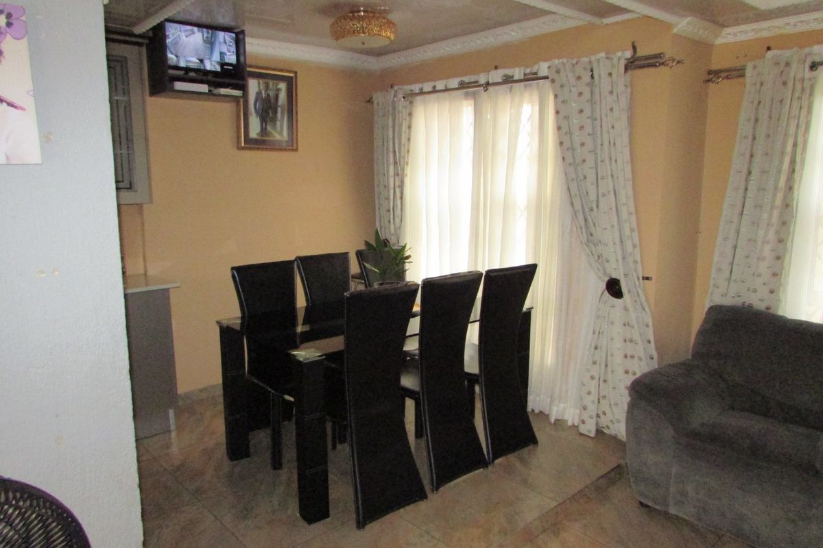 Newly Renovated 3 bedroom home in Kingsview Ext 3 - Photo 5