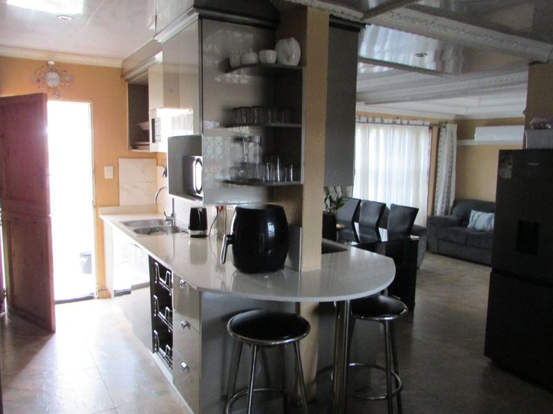 Newly Renovated 3 bedroom home in Kingsview Ext 3 - Photo 10