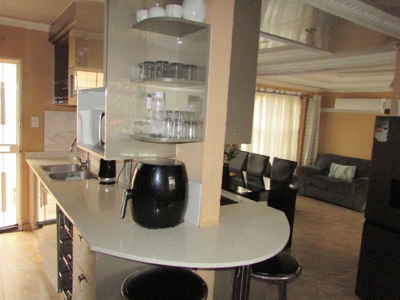 Newly Renovated 3 bedroom home in Kingsview Ext 3 - Photo 8