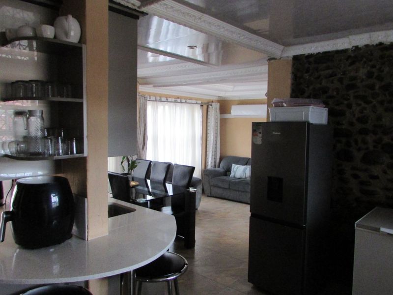 Newly Renovated 3 bedroom home in Kingsview Ext 3 - Photo 7