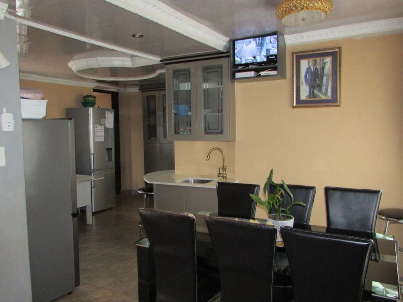 Newly Renovated 3 bedroom home in Kingsview Ext 3 - Photo 6