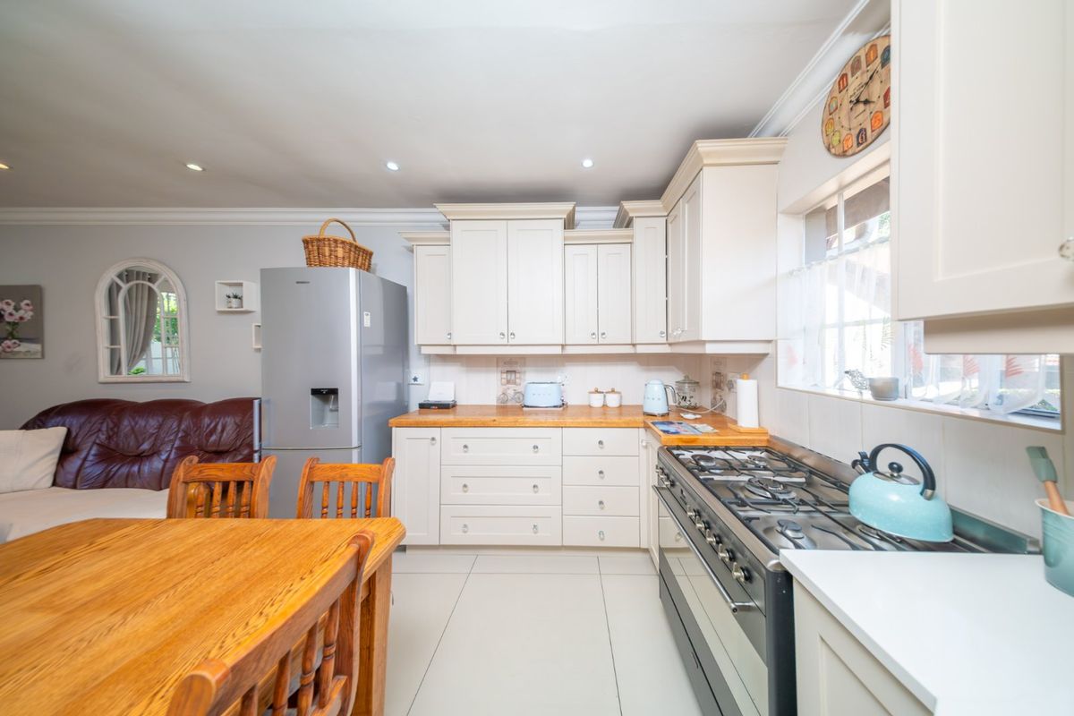 Charming Cottage in Beautiful Thornhill Estate - Photo 4