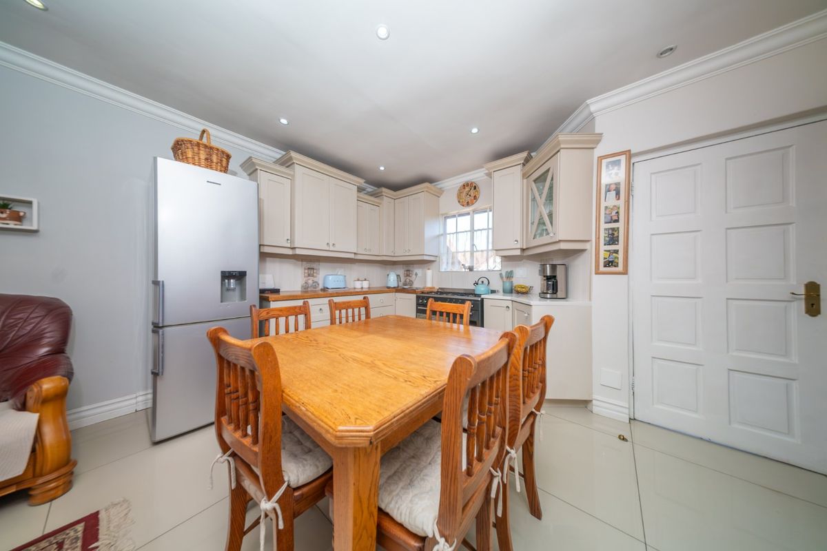 Charming Cottage in Beautiful Thornhill Estate - Photo 2