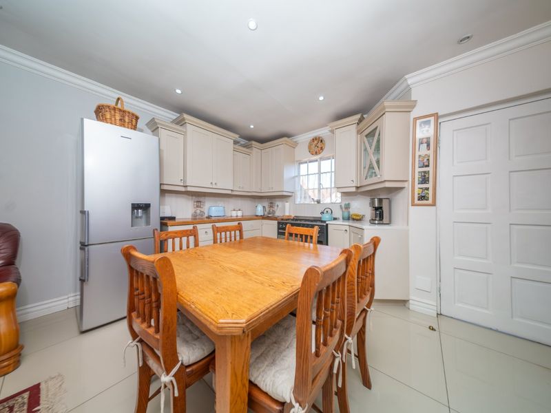 Charming Cottage in Beautiful Thornhill Estate - Photo 2