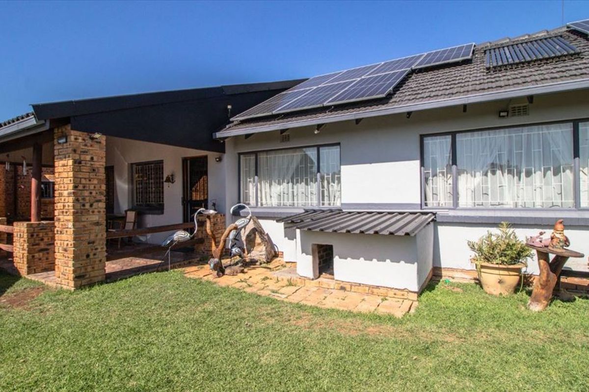 Spacious Family Home with Exceptional Features - Photo 3