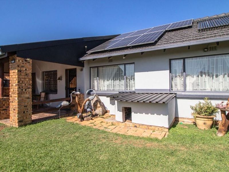 Spacious Family Home with Exceptional Features - Photo 3