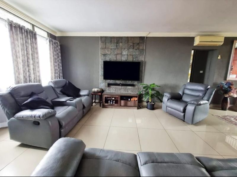 2 Bedroom,1 Bathroom Apartment for Sale in Amanzimtoti,Durban - Photo 4