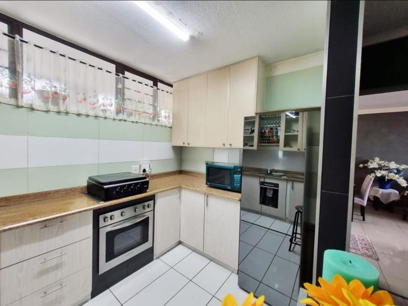 2 Bedroom,1 Bathroom Apartment for Sale in Amanzimtoti,Durban - Photo 2