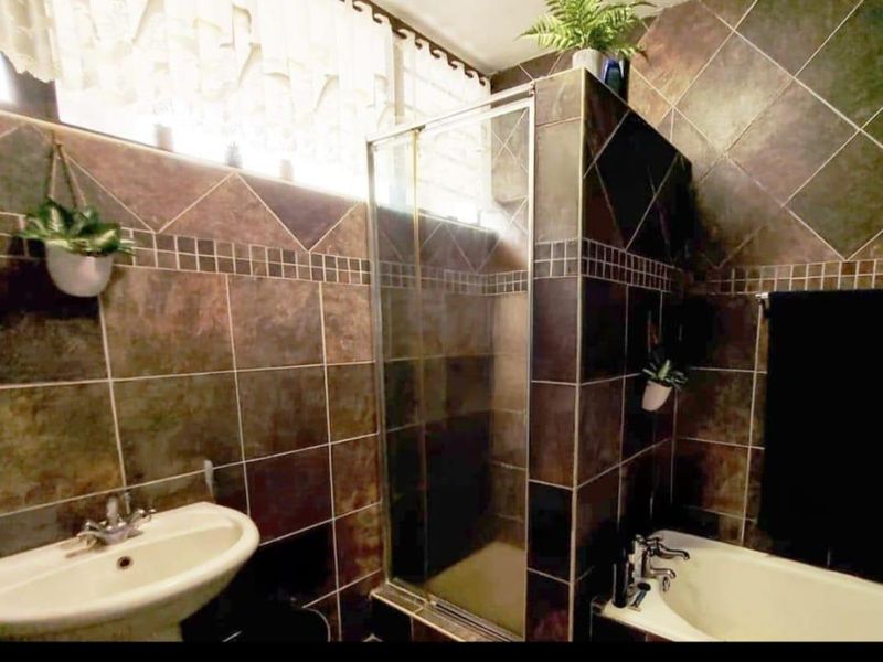 2 Bedroom,1 Bathroom Apartment for Sale in Amanzimtoti,Durban - Photo 10