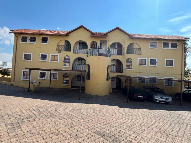 Spacious Bachelor apartment to rent in Sundowner secure now!! - Photo 2