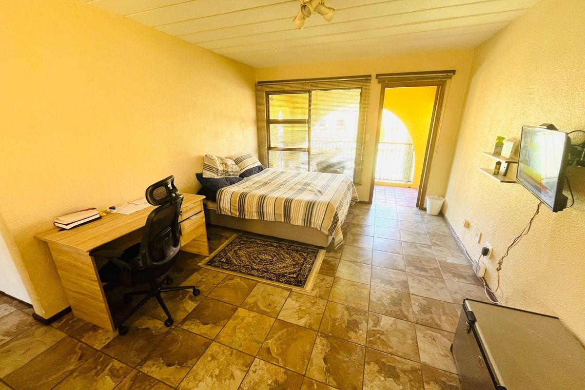 Spacious Bachelor apartment to rent in Sundowner secure now!! - Photo 5