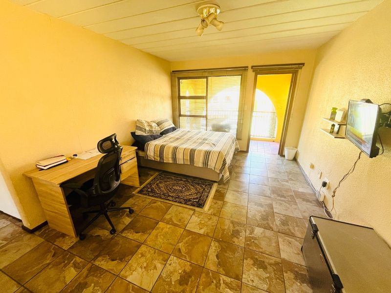 Spacious Bachelor apartment to rent in Sundowner secure now!! - Photo 5