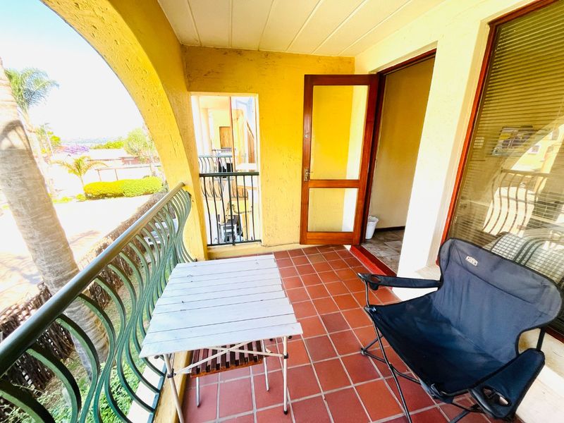 Spacious Bachelor apartment to rent in Sundowner secure now!! - Photo 10