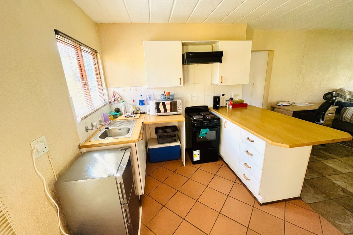 Spacious Bachelor apartment to rent in Sundowner secure now!! - Photo 3