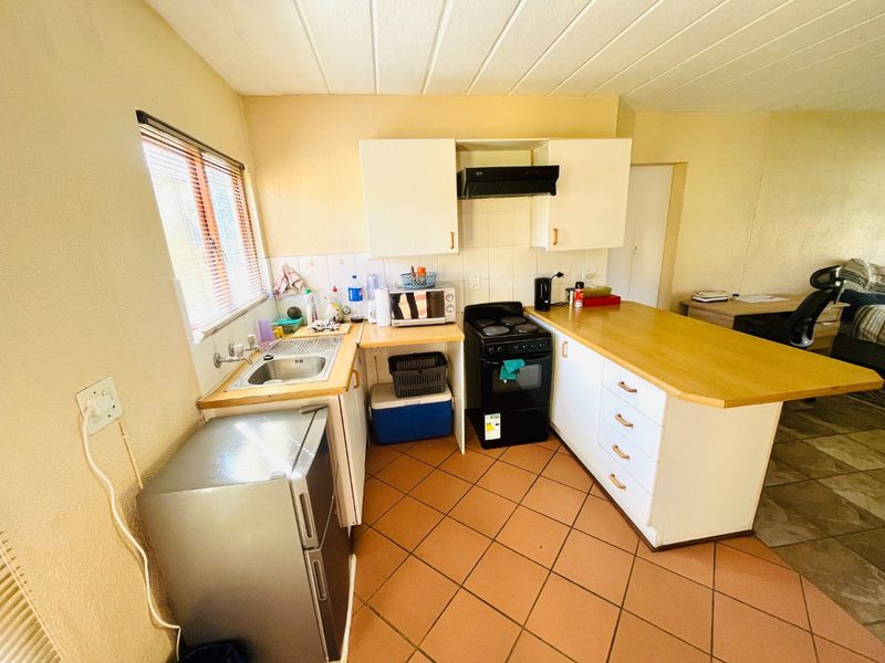 Spacious Bachelor apartment to rent in Sundowner secure now!! - Photo 3