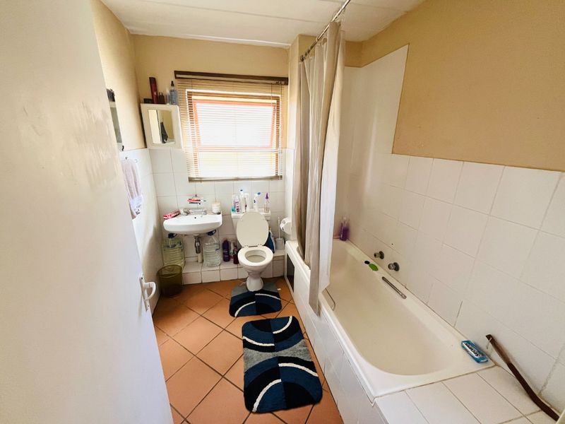 Spacious Bachelor apartment to rent in Sundowner secure now!! - Photo 9