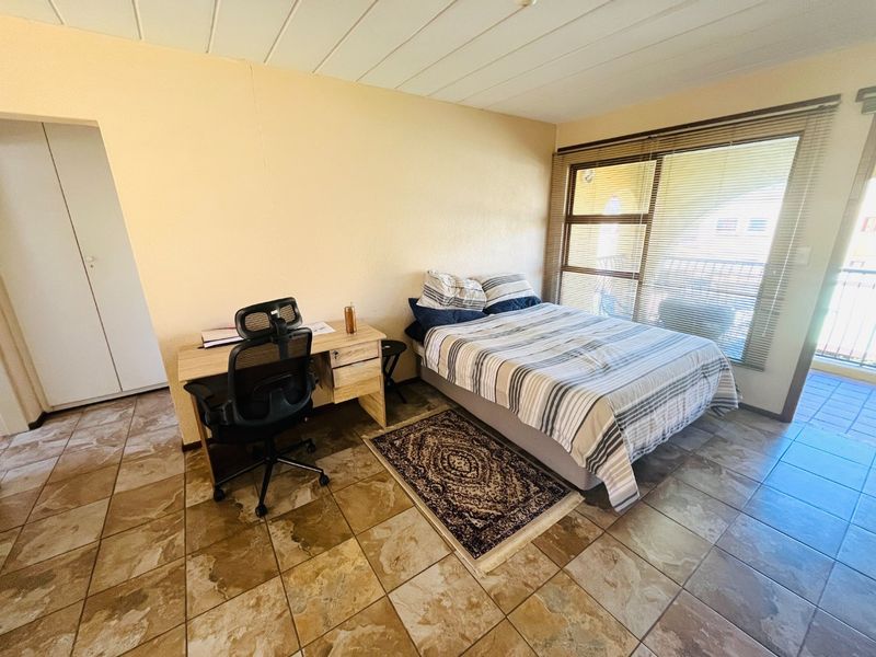 Spacious Bachelor apartment to rent in Sundowner secure now!! - Photo 6