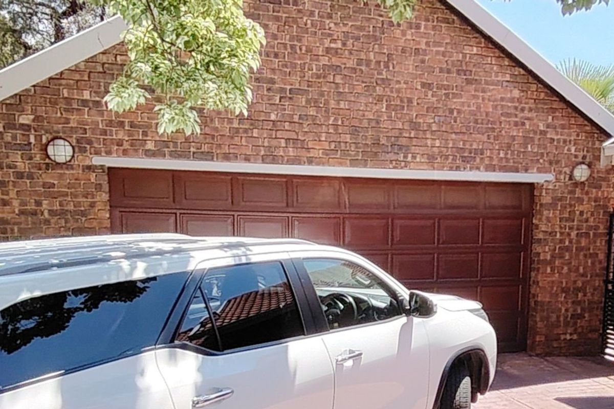 Spacious, 5 Bedroom family Home in Rooihuiskraal, Centurion. - Photo 5