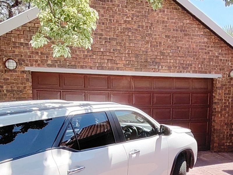 This is the one you have been waiting for! Spacious, 5 Bedroom family Home in Rooihuiskraal, Centurion. - Photo 5