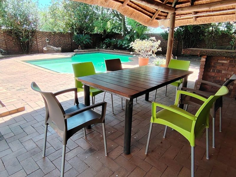 This is the one you have been waiting for! Spacious, 5 Bedroom family Home in Rooihuiskraal, Centurion. - Photo 9